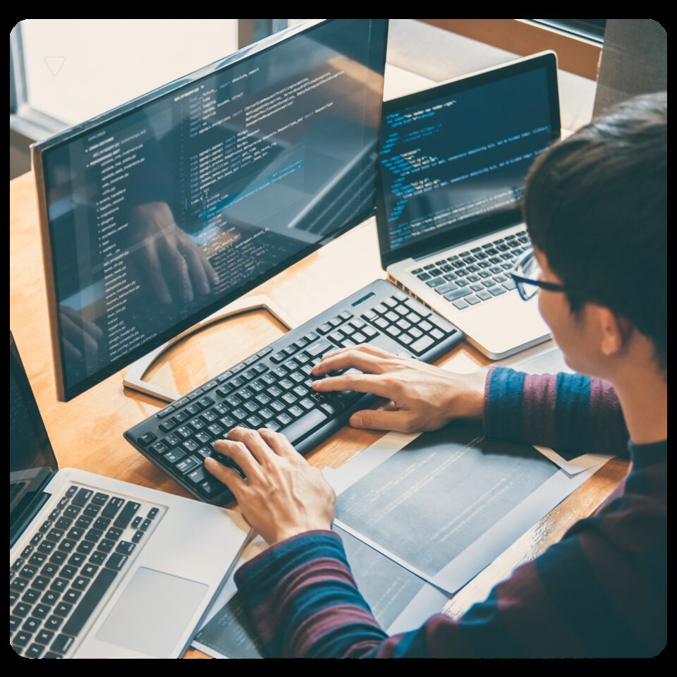 Desarrollador trabajando en código para proyectos de impacto social